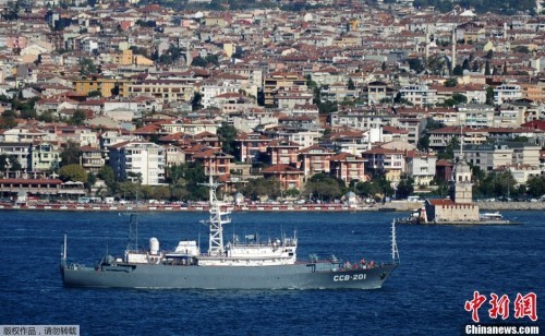 Tàu trinh sát SSV-201 Priazovye Hải quân Nga tại eo biển Bosphorus, Thổ Nhĩ Kỳ ngày 5 tháng 9 năm 2013